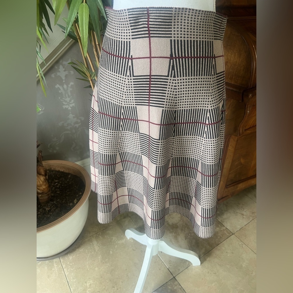 Max Studio NWOT ladies fit and flare skirt. Size M/L. Black brown burgundy - Picture 8 of 15